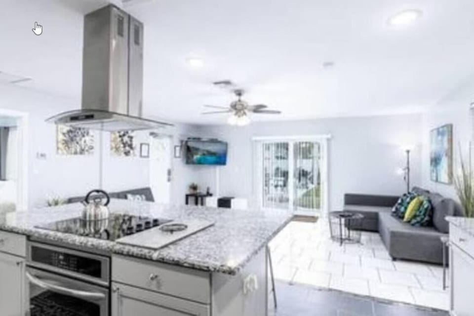 Cozy Getaway with Pool and Putting Green Unit 2 Apartment in Fort Lauderdale