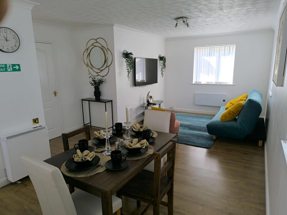 Day, TV and multimedia, Living room, Seating area, Dining area, Food
