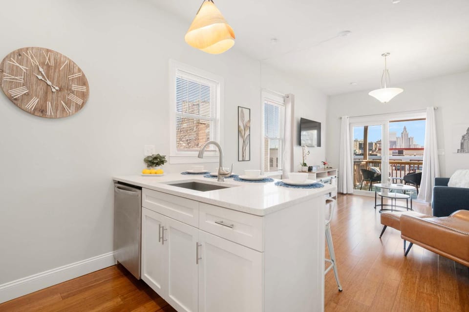 Jennifer's Chic Downtown City Views Private Deck Apartment in Providence