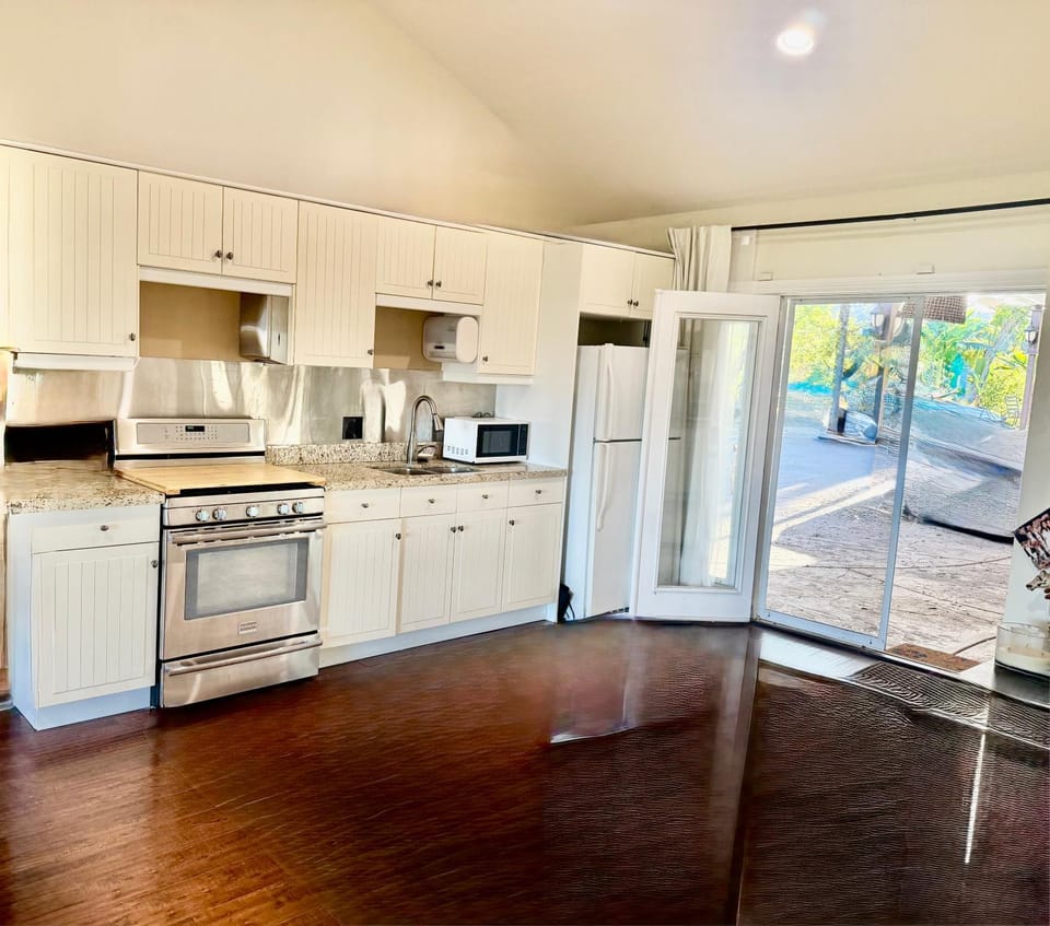 500sqft Studio ADU GuestHouse Private Entry Kitchen Bath 270VIEW Pool 2Acre Gated Estate Bed and Breakfast in Sherman Oaks