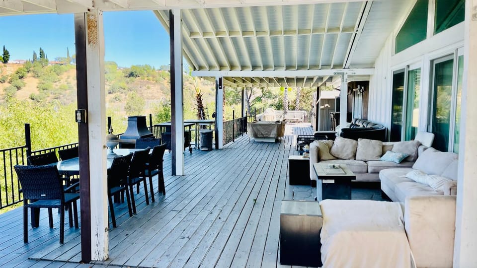 500sqft Studio ADU GuestHouse Private Entry Kitchen Bath 270VIEW Pool 2Acre Gated Estate Bed and Breakfast in Sherman Oaks