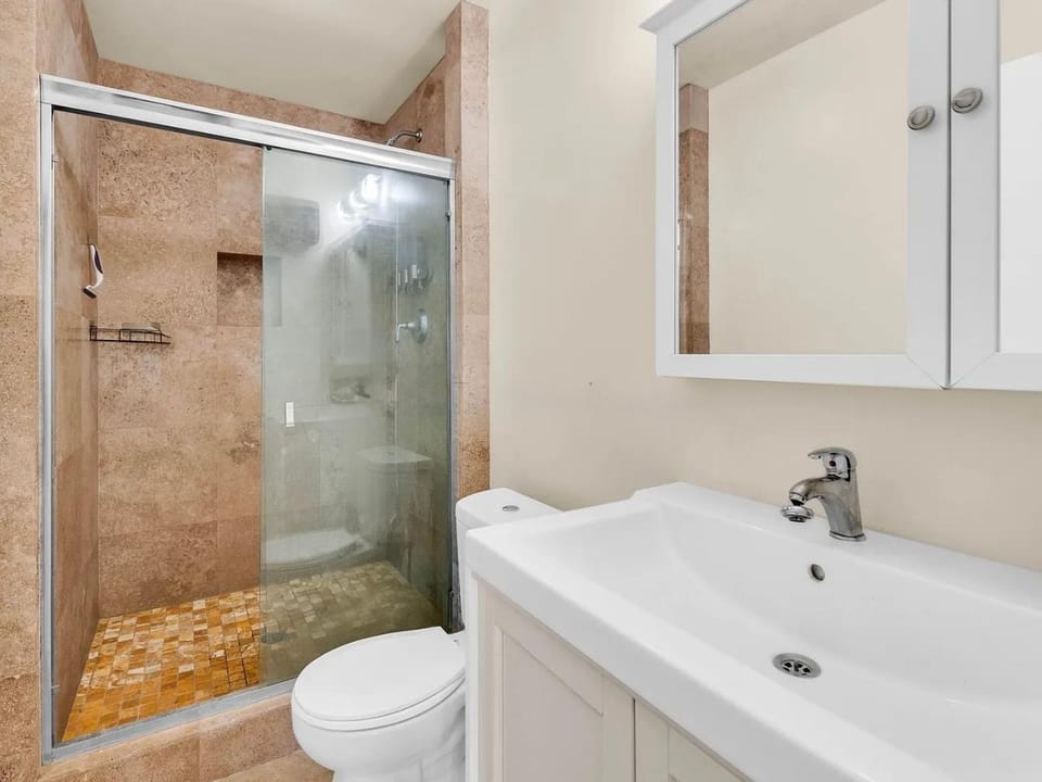 500sqft Studio ADU GuestHouse Private Entry Kitchen Bath 270VIEW Pool 2Acre Gated Estate Bed and Breakfast in Sherman Oaks