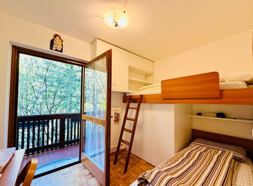 Bedroom, bunk bed