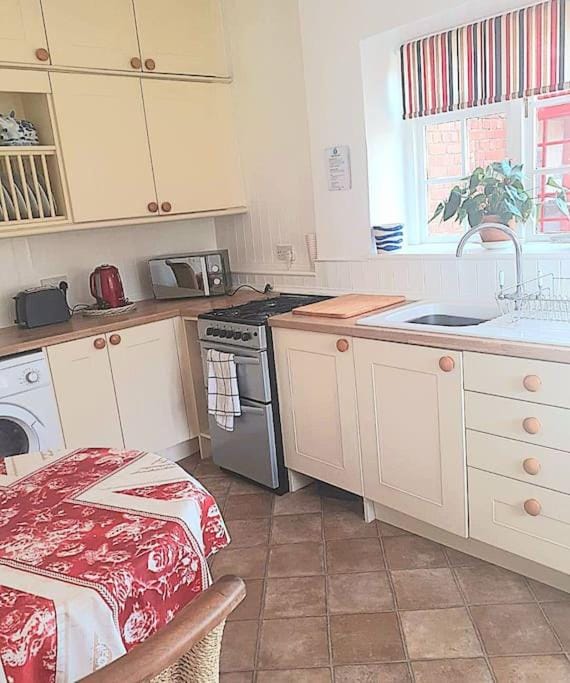 Kitchen or kitchenette, washing machine