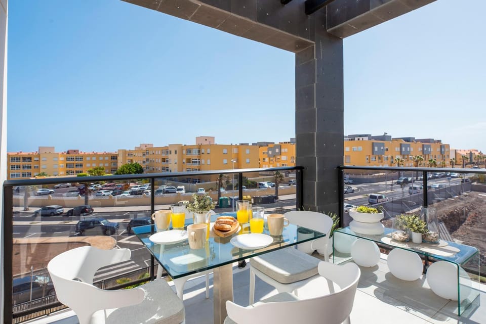 View (from property/room), Balcony/Terrace, Dining area