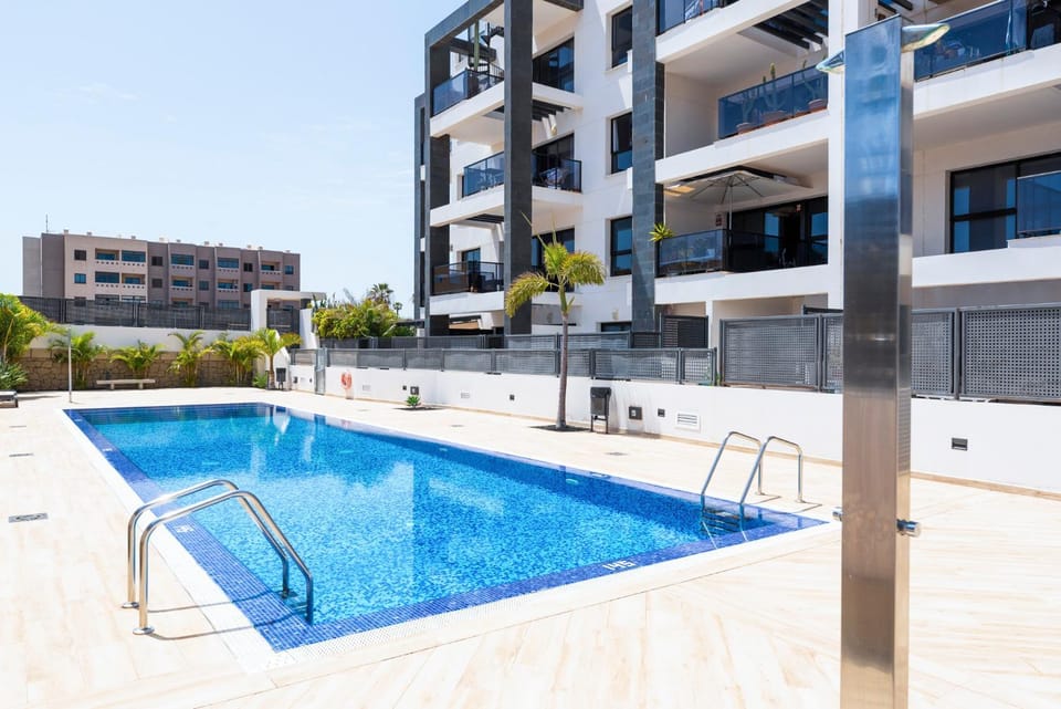Shower, Swimming pool