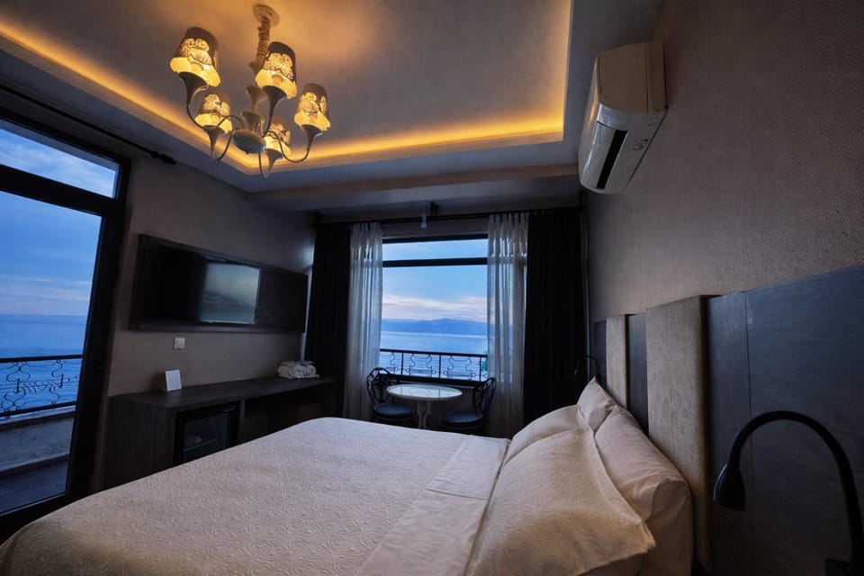 Bed, TV and multimedia, Photo of the whole room, Bedroom, Sea view