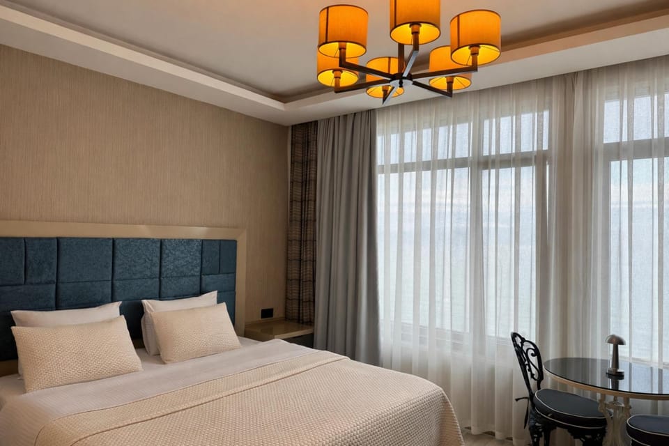 Bed, Photo of the whole room, Seating area