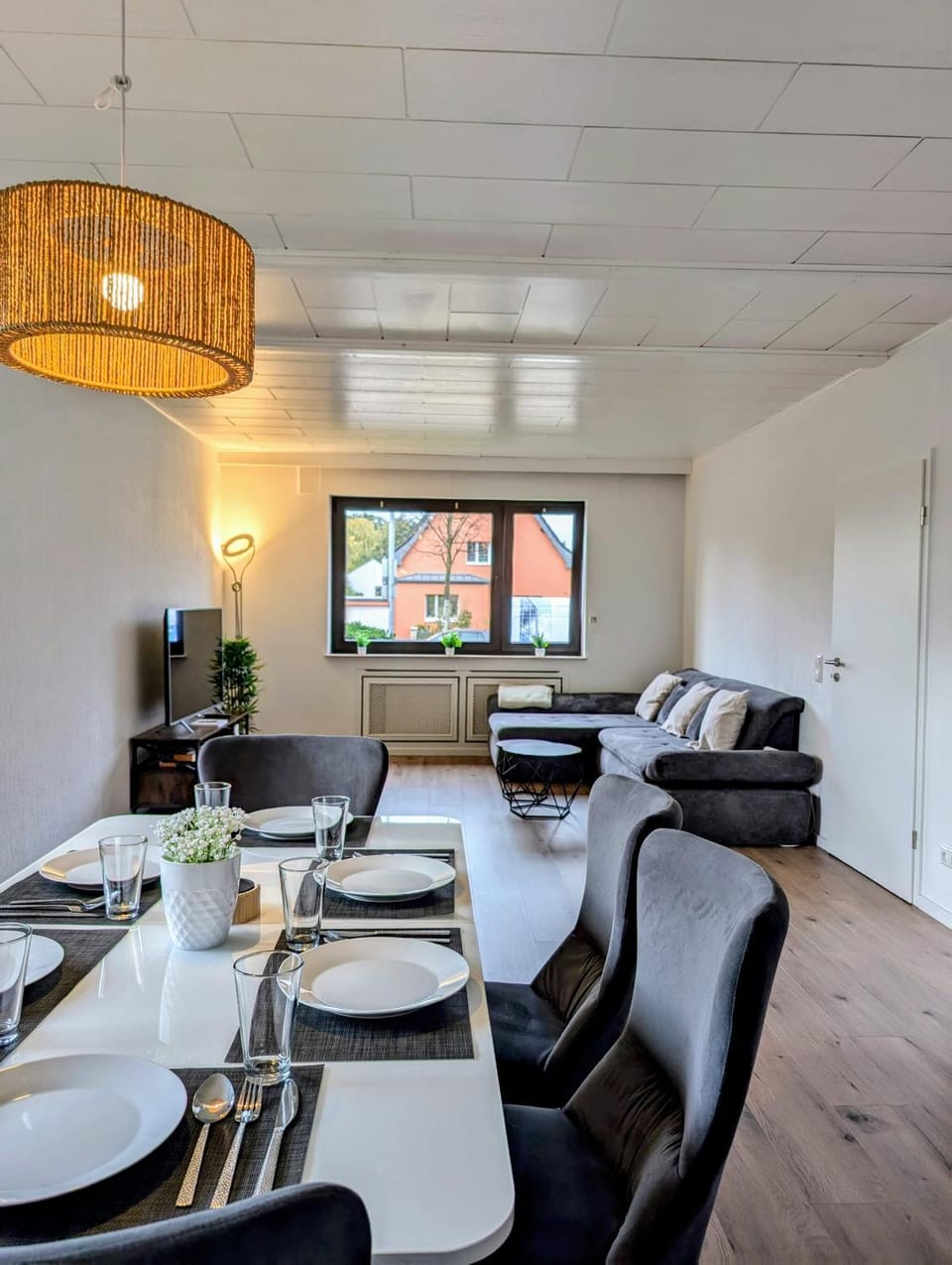 TV and multimedia, Living room, Seating area, Dining area