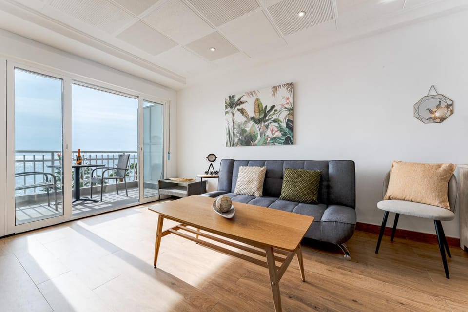 View (from property/room), Balcony/Terrace, Living room, Sea view