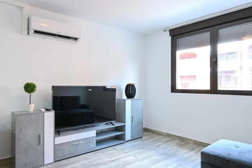 Communal lounge/ TV room, TV and multimedia, Living room, Evening entertainment, air conditioner