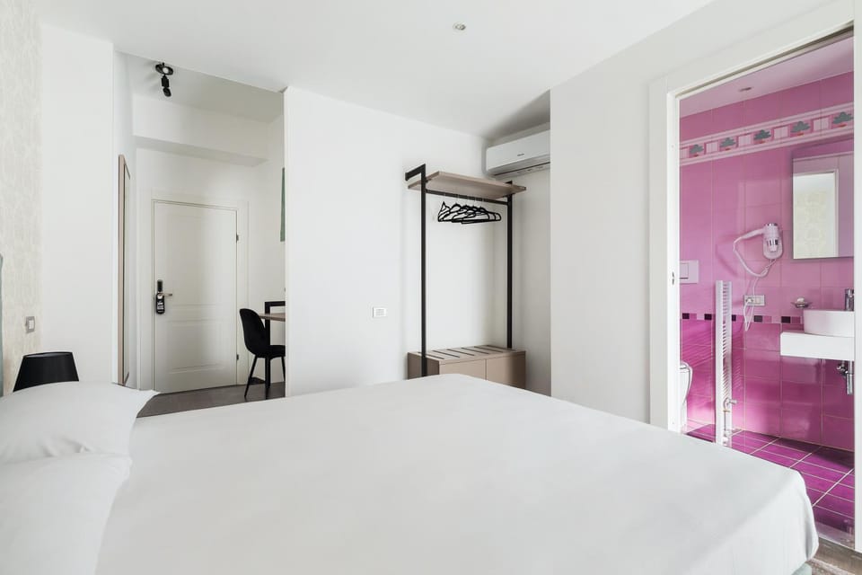 Bed, Bedroom, wardrobe, air conditioner