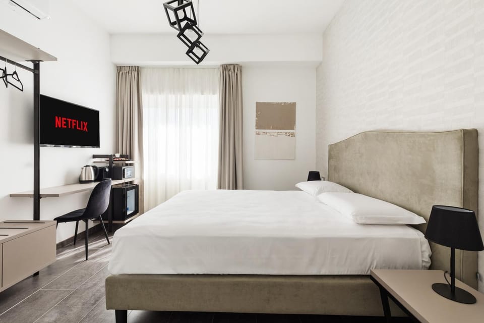 Bed, TV and multimedia, Photo of the whole room, Bedroom