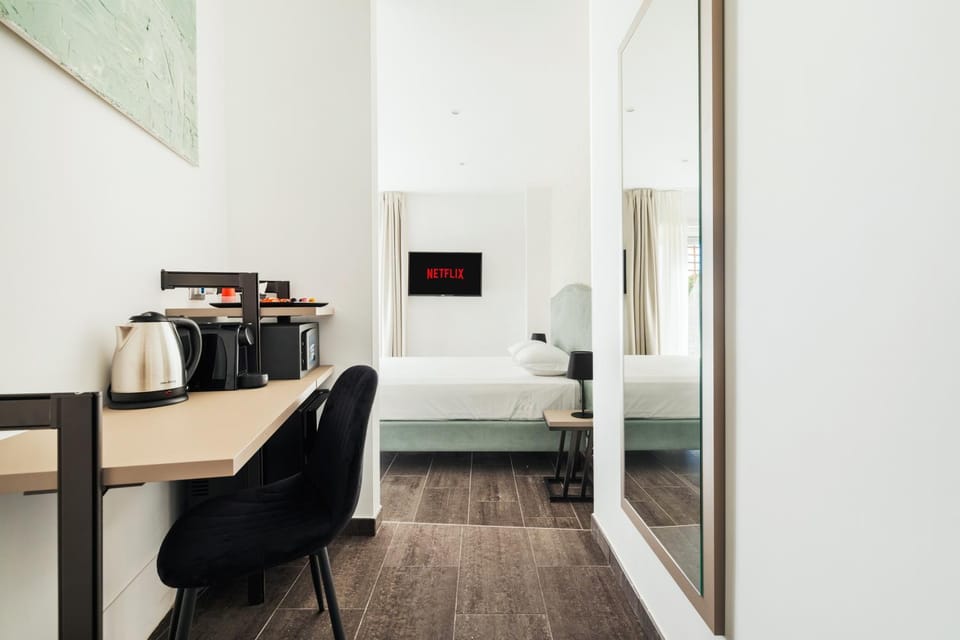 Bed, TV and multimedia, Coffee/tea facilities, Photo of the whole room, Bedroom, minibar