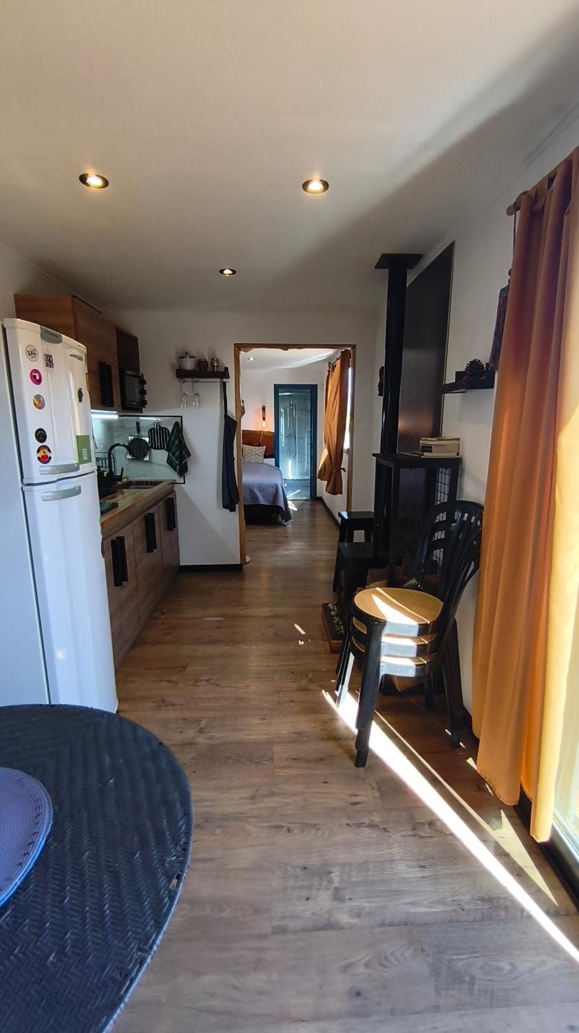 Property building, TV and multimedia, Kitchen or kitchenette, Living room, Seating area, Dining area, oven