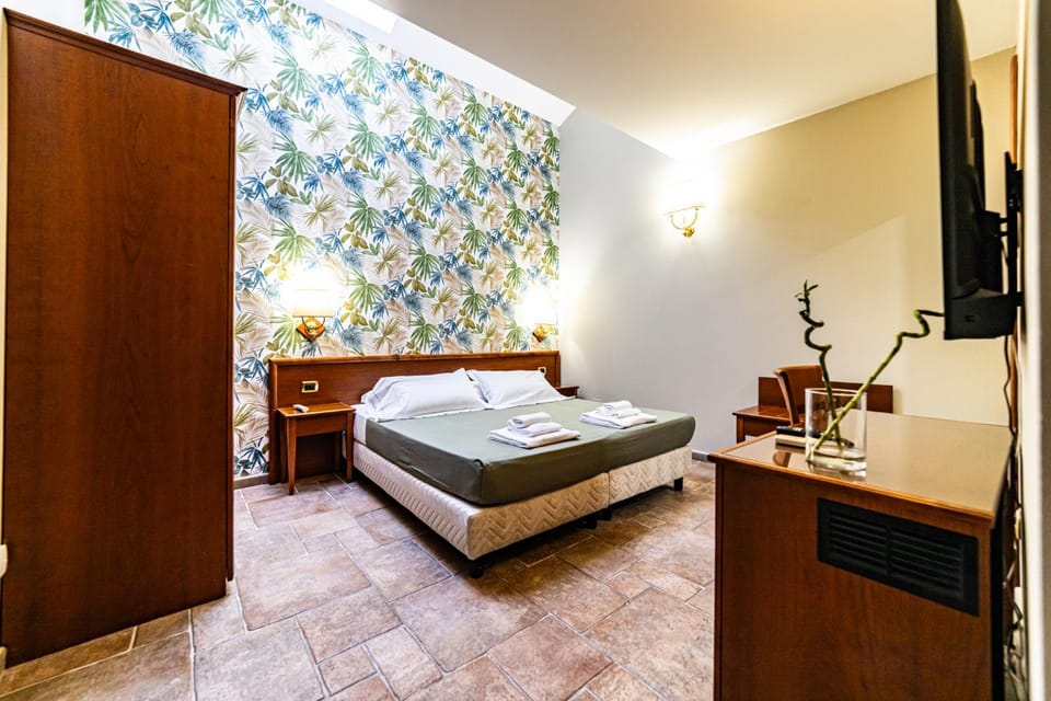 Bed, TV and multimedia, Photo of the whole room, Bedroom, towels, wardrobe