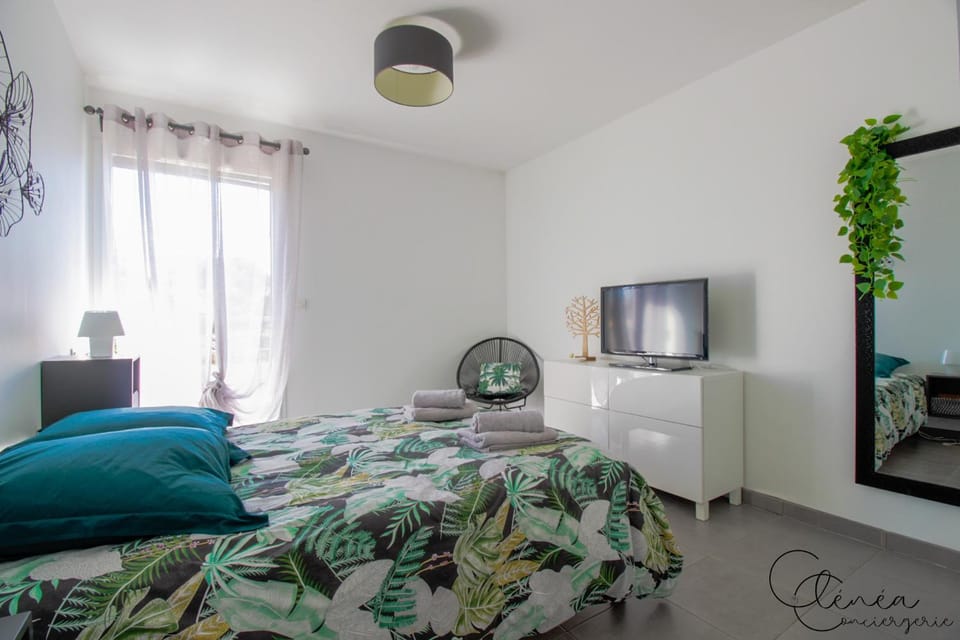 Bed, TV and multimedia, Photo of the whole room, Bedroom, towels