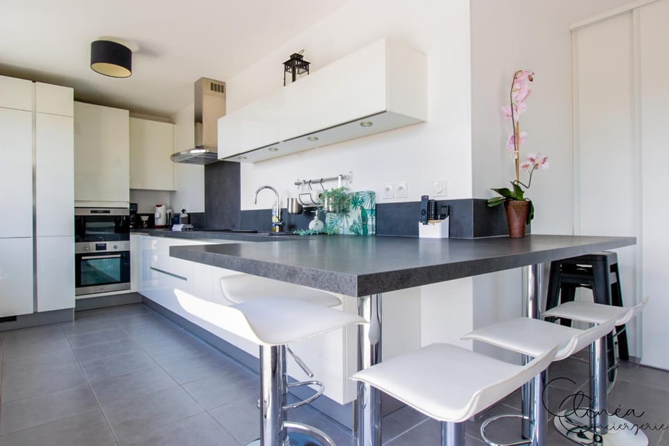 Coffee/tea facilities, dishwasher, microwave, oven, stove, toaster, kitchen