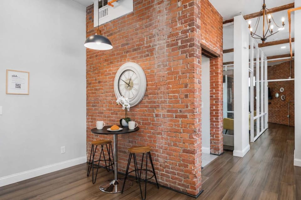 Jennifer's Historic Loft Glass Bedroom Apartment in Providence