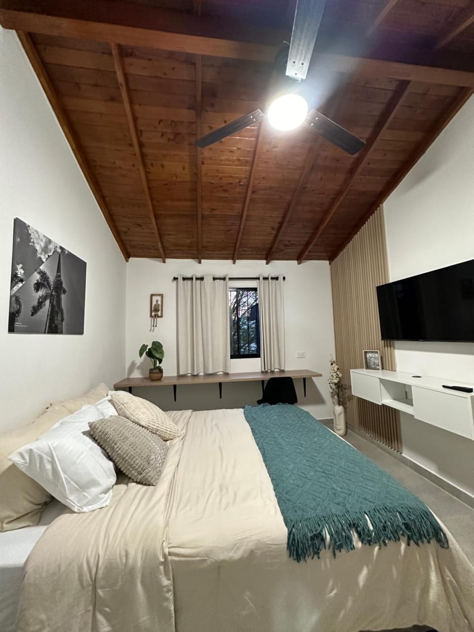 Bed, TV and multimedia, Photo of the whole room, Bedroom