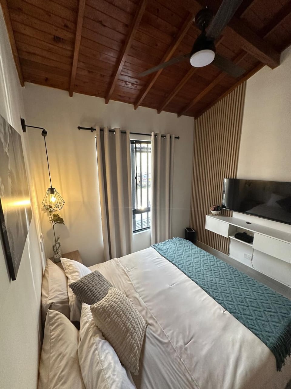 Bed, TV and multimedia, Photo of the whole room, Bedroom