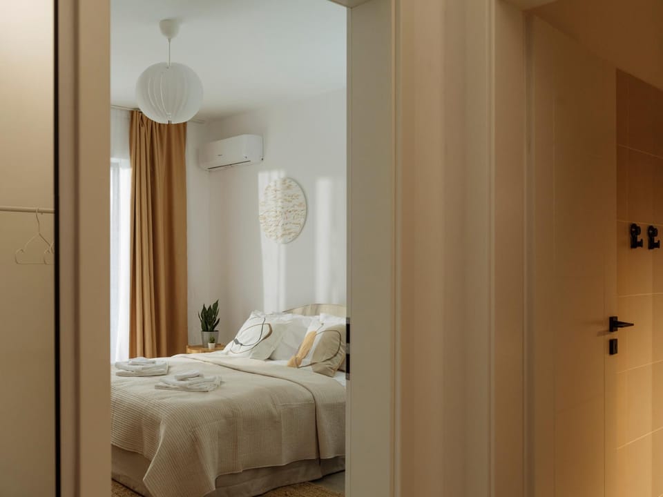 Bed, Photo of the whole room, Bedroom, towels, air conditioner