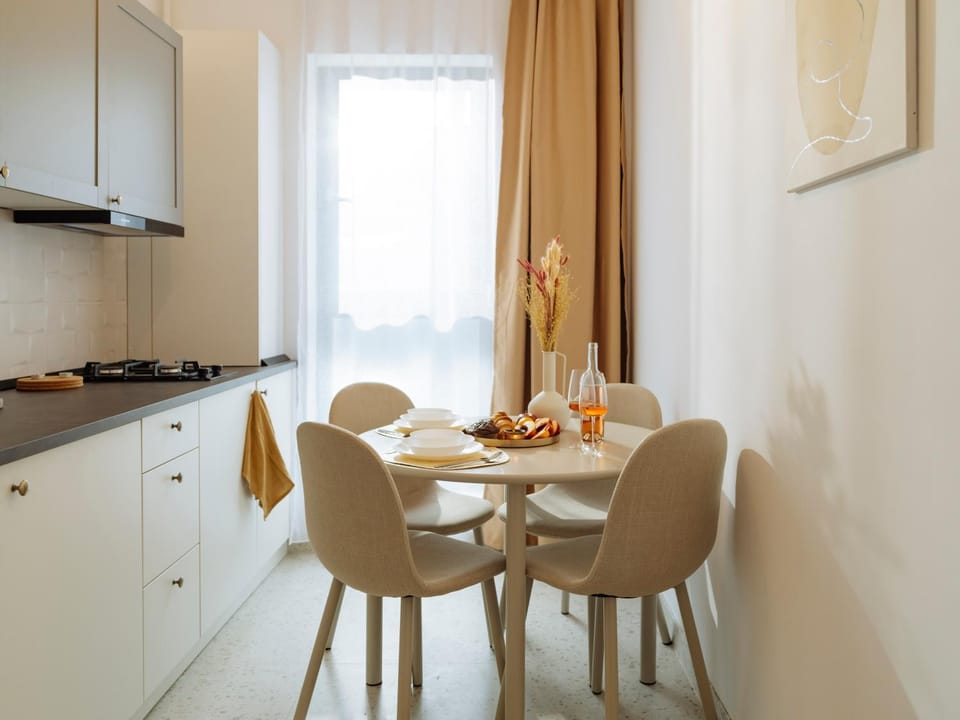Kitchen or kitchenette, Seating area, Dining area, stove