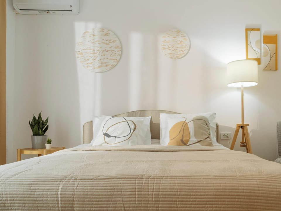 Bed, Photo of the whole room, Bedroom, air conditioner