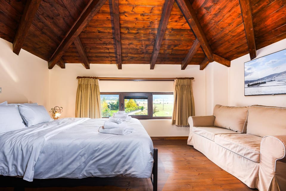 Chalet Panorama -Three Level Escape in Parnassos Villa in Greece