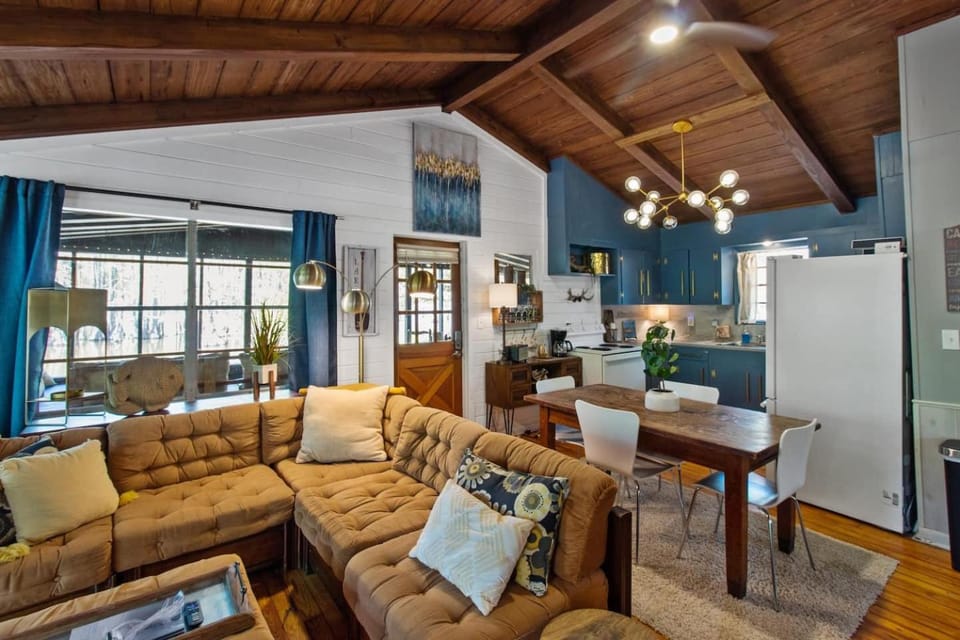 Emerald Cove Lakeside Cabin Paddle, Relax,Unwind Cabin in Shreveport