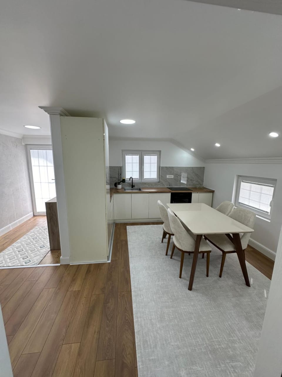 Kitchen or kitchenette, Dining area, oven