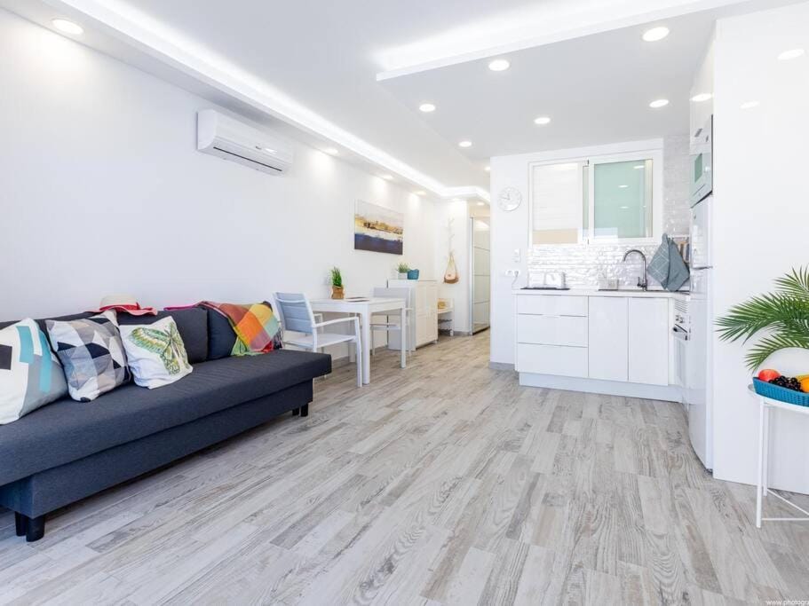 Kitchen or kitchenette, Living room, Seating area, Dining area, oven, air conditioner