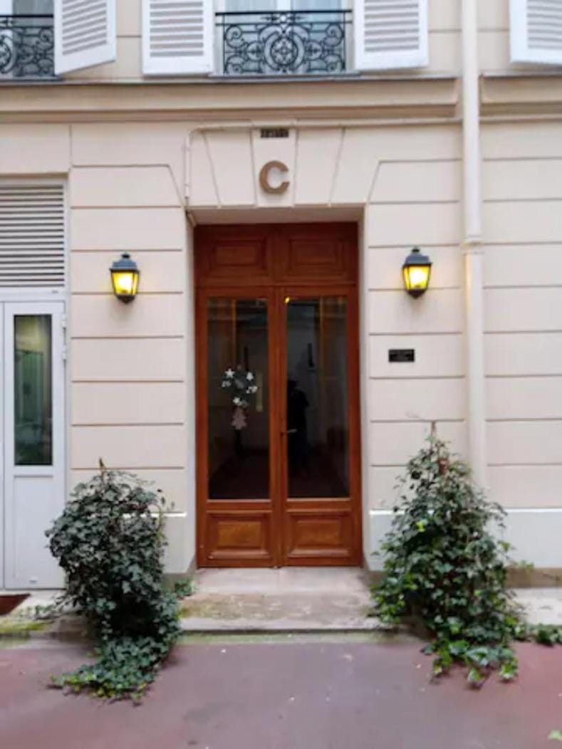 Backpacker room with an Eiffel Tower view near St Germain des Prés Vacation rental in Paris