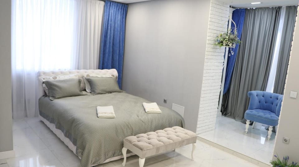 Bed, Living room, Photo of the whole room, Seating area, Bedroom, towels