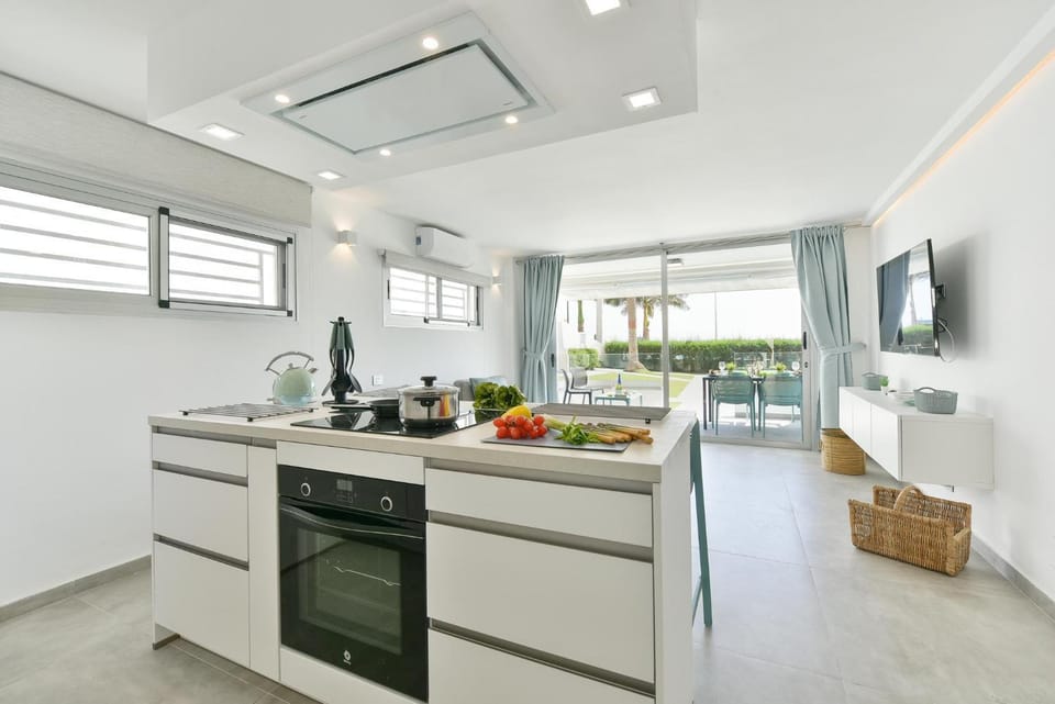Kitchen or kitchenette, oven