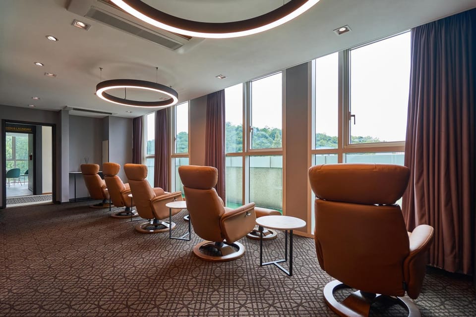 Seating area, Area and facilities