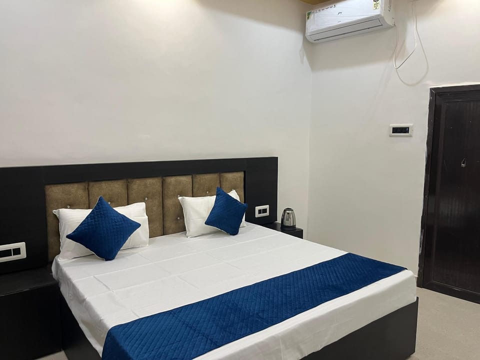 Photo of the whole room, Bedroom, air conditioner