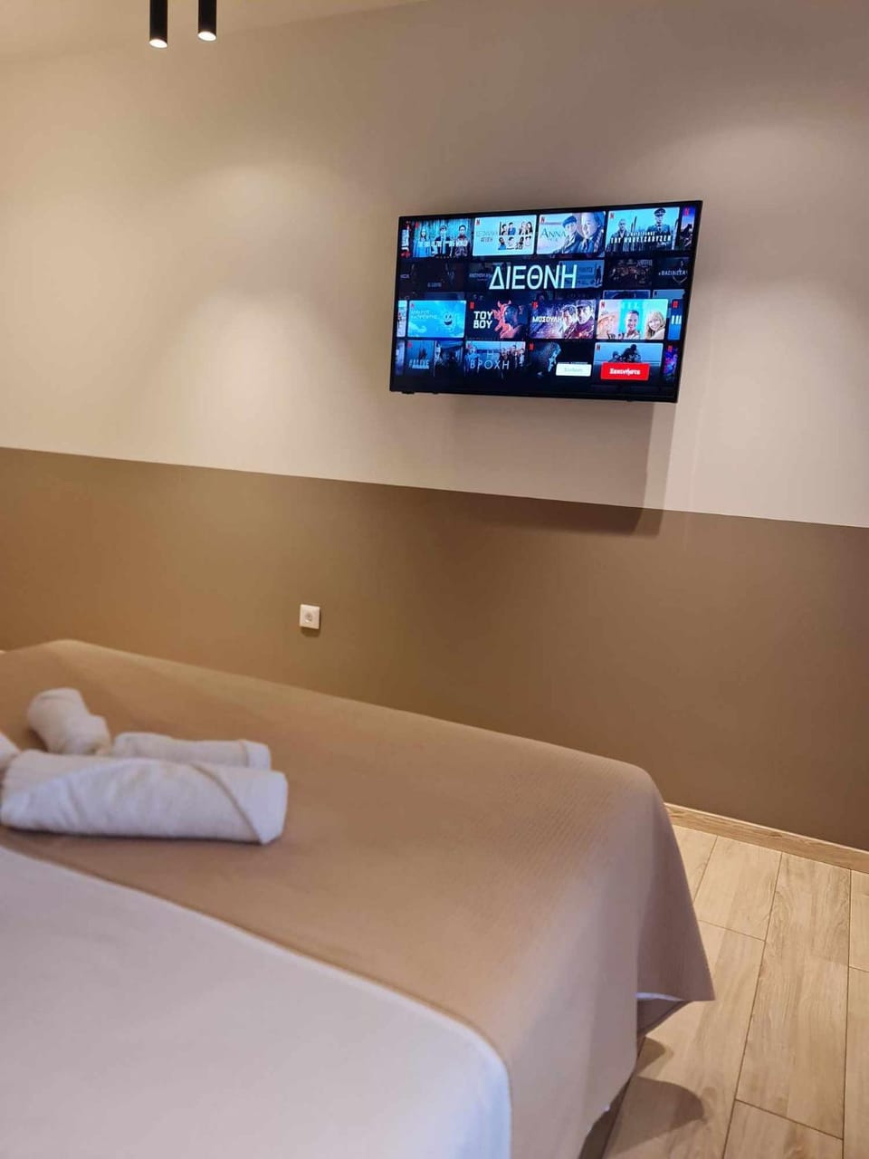 Bed, TV and multimedia, Photo of the whole room, Bedroom, towels