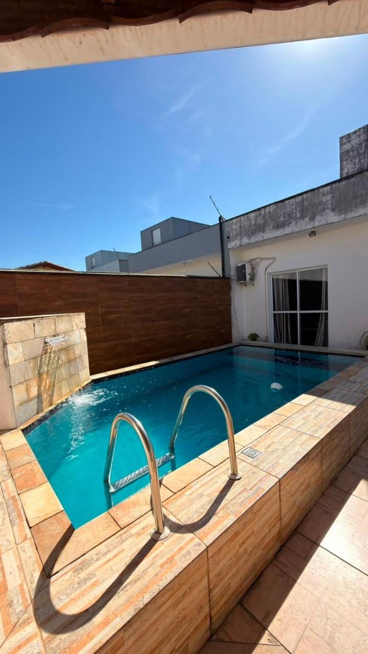 Casa em Itanhaém com 2 quartos garagem p 2 carros, churrasqueira, piscina 200 m da praia House in Itanhaém