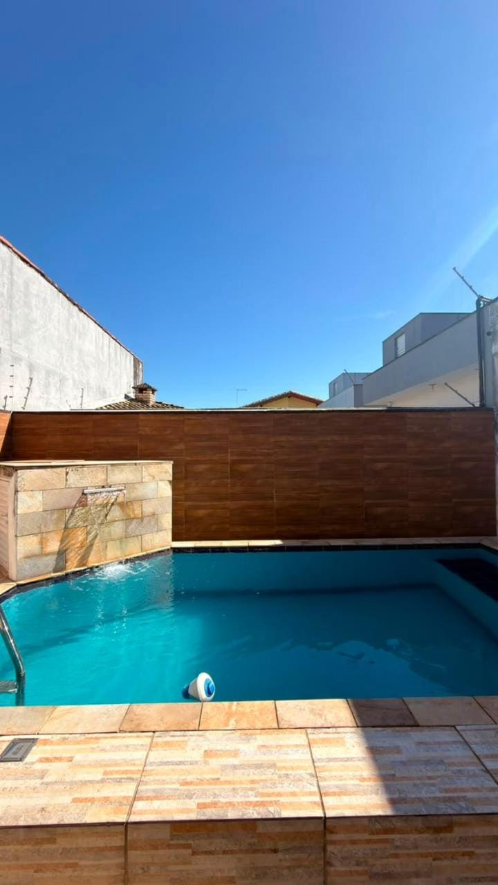 Casa em Itanhaém com 2 quartos garagem p 2 carros, churrasqueira, piscina 200 m da praia House in Itanhaém