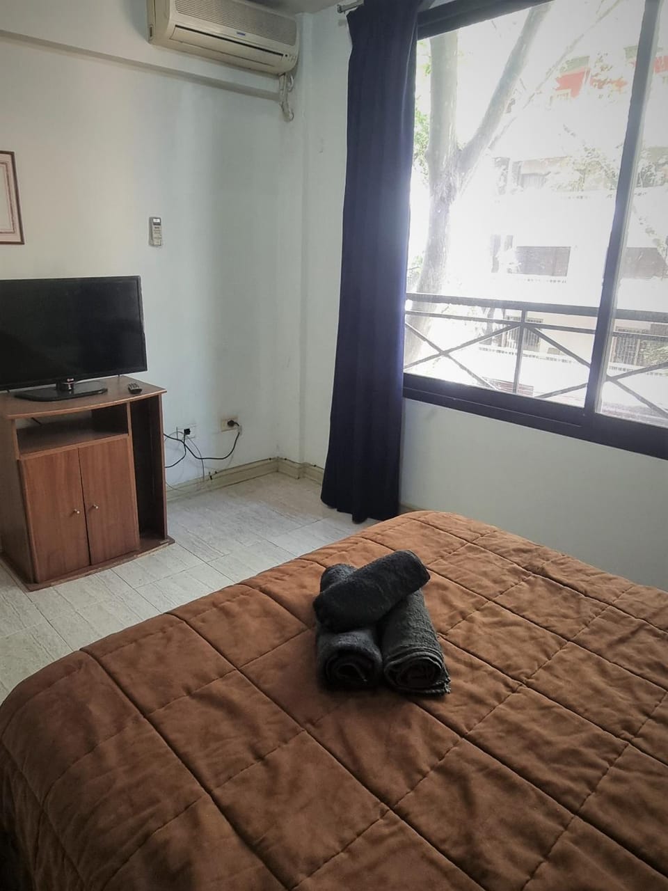 Bed, TV and multimedia, Photo of the whole room, Bedroom, towels, air conditioner