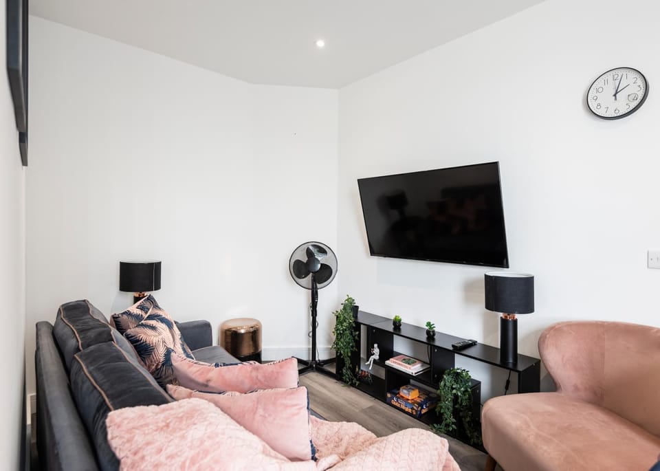 Communal lounge/ TV room, TV and multimedia, Living room, Seating area