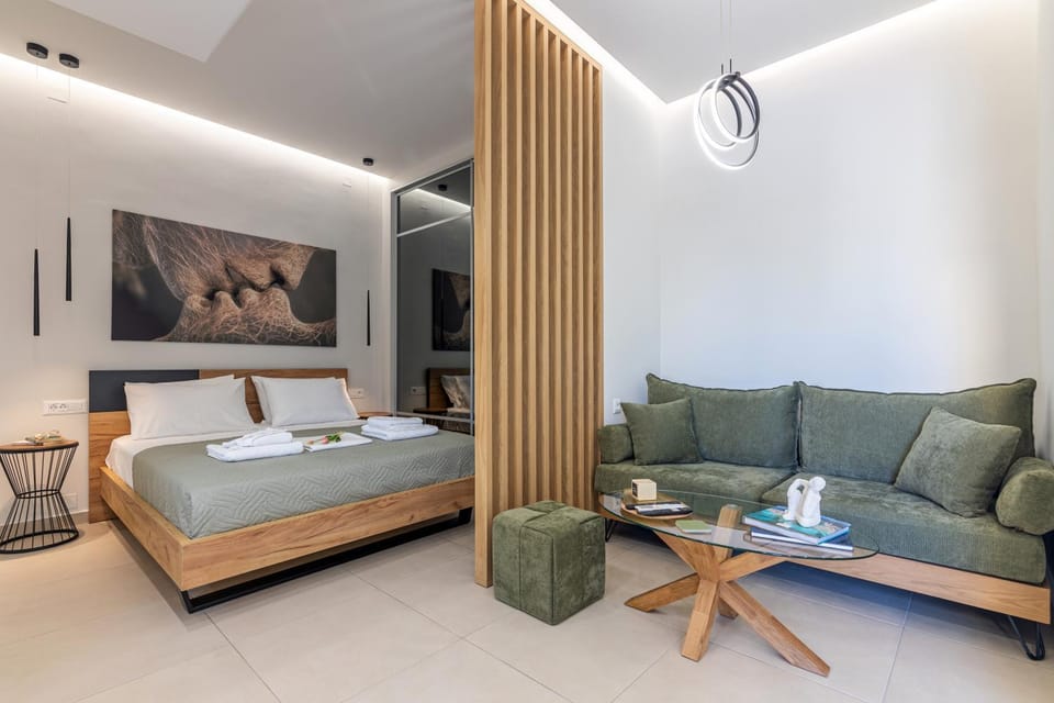 Bed, Living room, Photo of the whole room, Seating area, Bedroom, towels