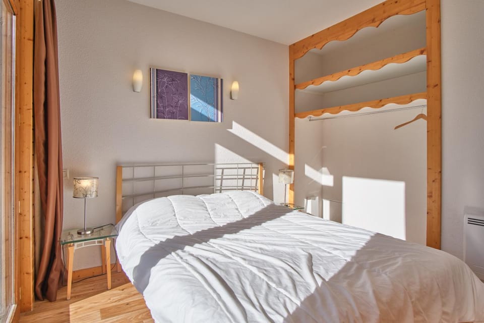Property building, Living room, Bedroom