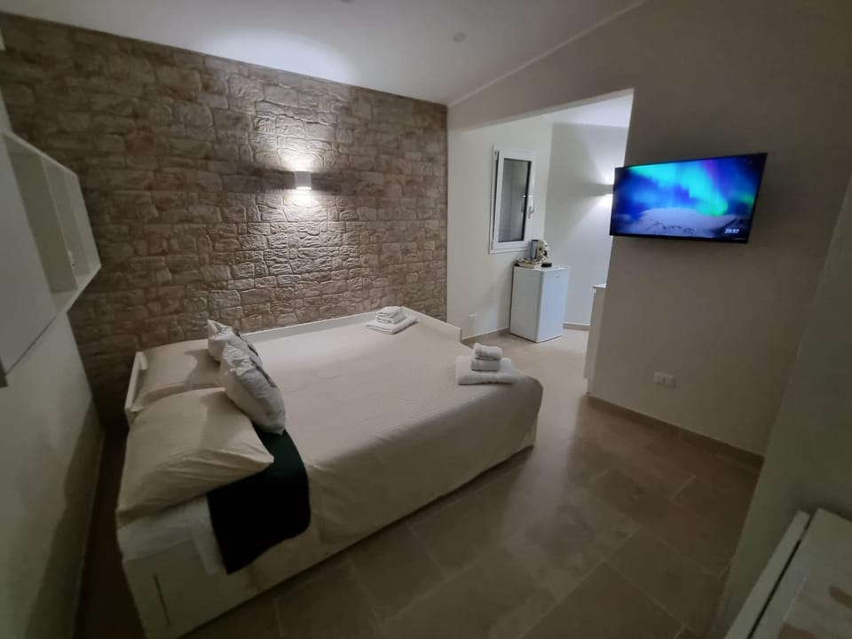 Bed, TV and multimedia, Photo of the whole room, Bedroom, towels
