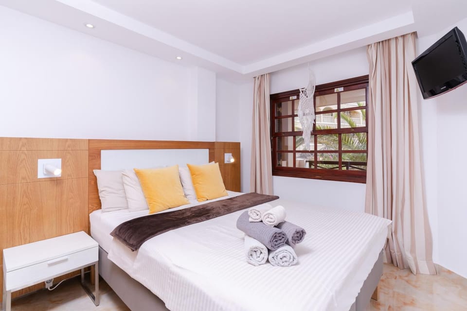 Bed, TV and multimedia, Bedroom, towels