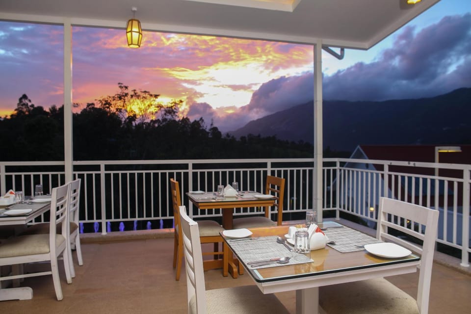 Restaurant/places to eat, Natural landscape, View (from property/room), Balcony/Terrace, Dining area, Mountain view