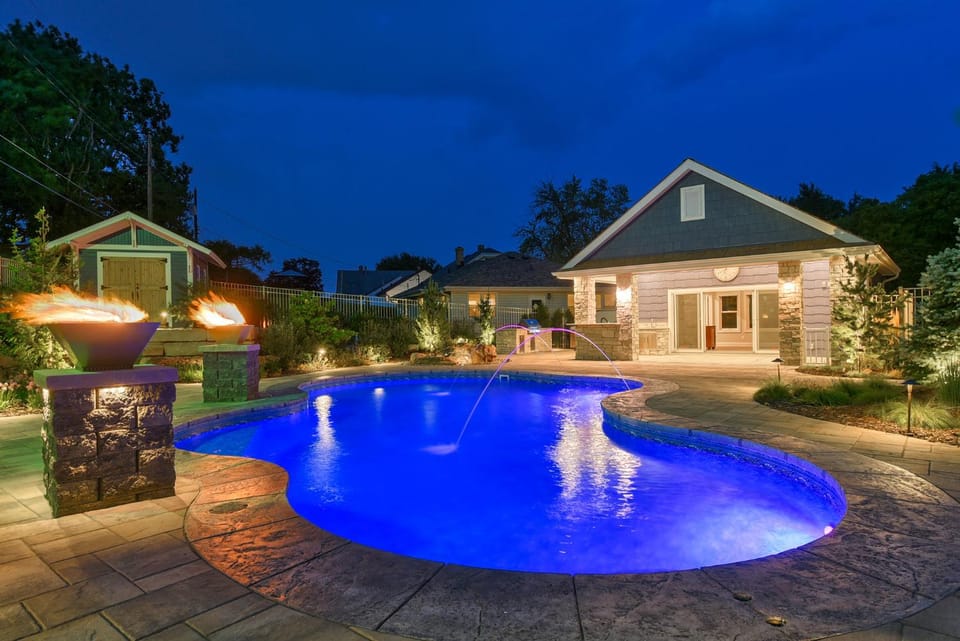 Luxury Oasis Heated Pool, Hot Tub, BBQ House in Omaha