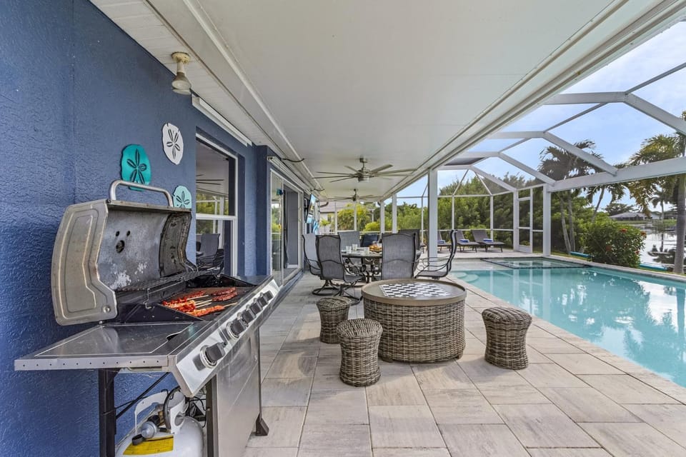 Perfect Sunsets, Kayak, Bikes, Game Room, Heated Pool and Spa - Villa Adele- Roelens House in Cape Coral