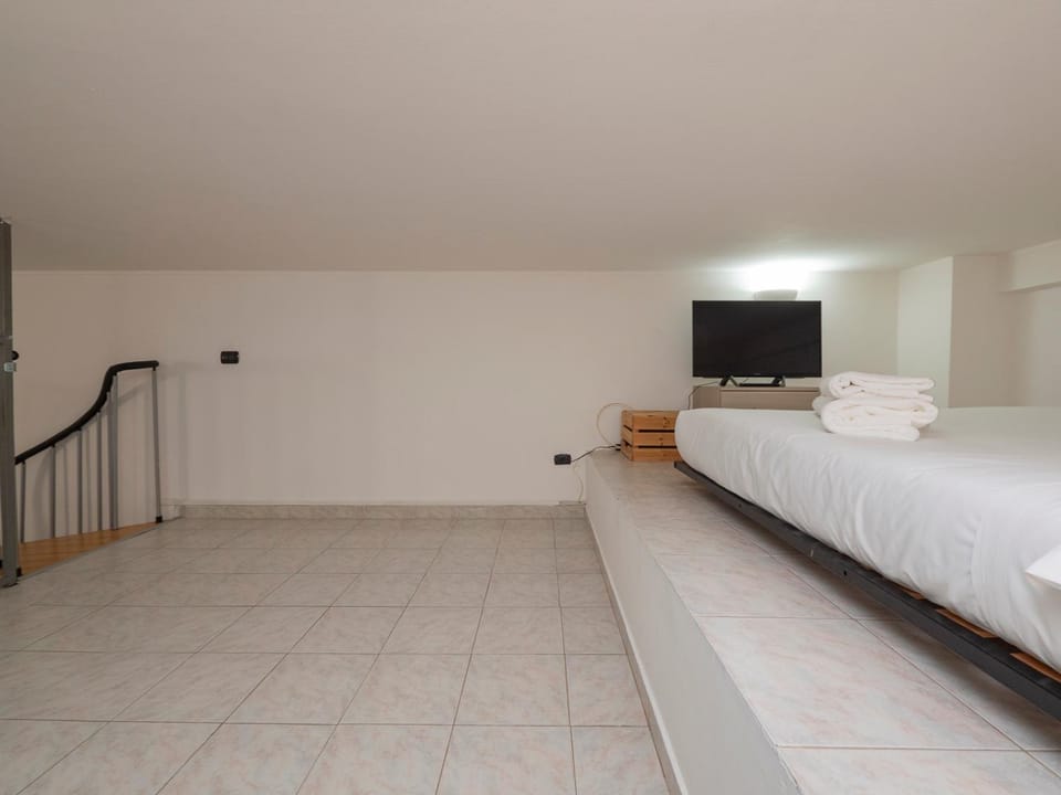 Bed, TV and multimedia, Bedroom